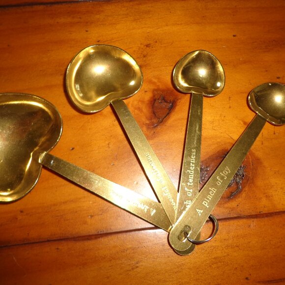 NEW Gold Heart Shaped Measuring Spoons/ Vtg. Glass PYREXRed Print Measuring Cup - Picture 10 of 16